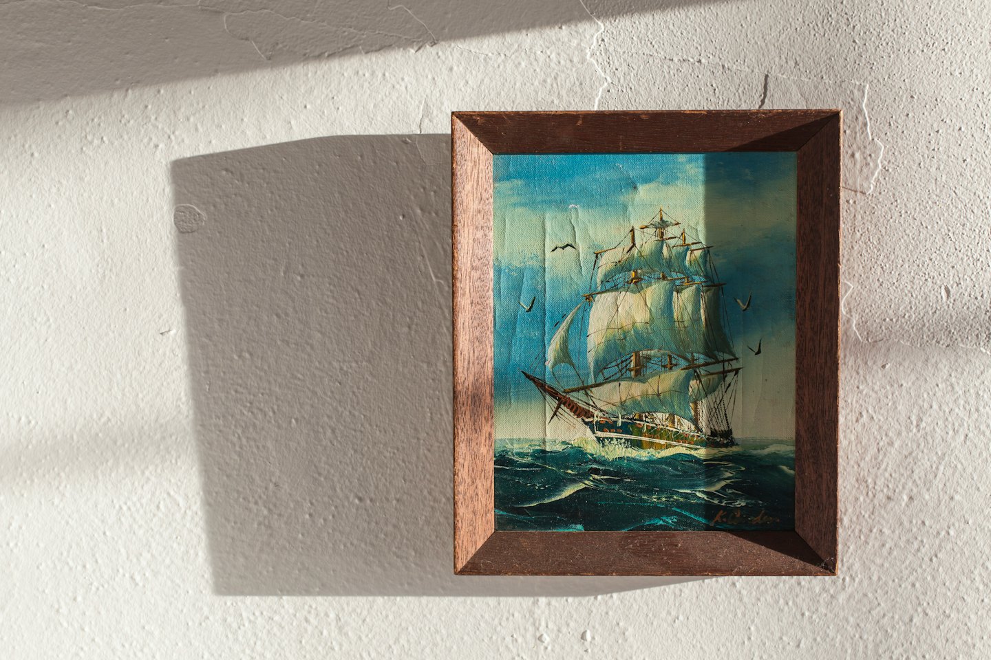 Dipinto a olio di una nave alta che naviga in un mare in tempesta.