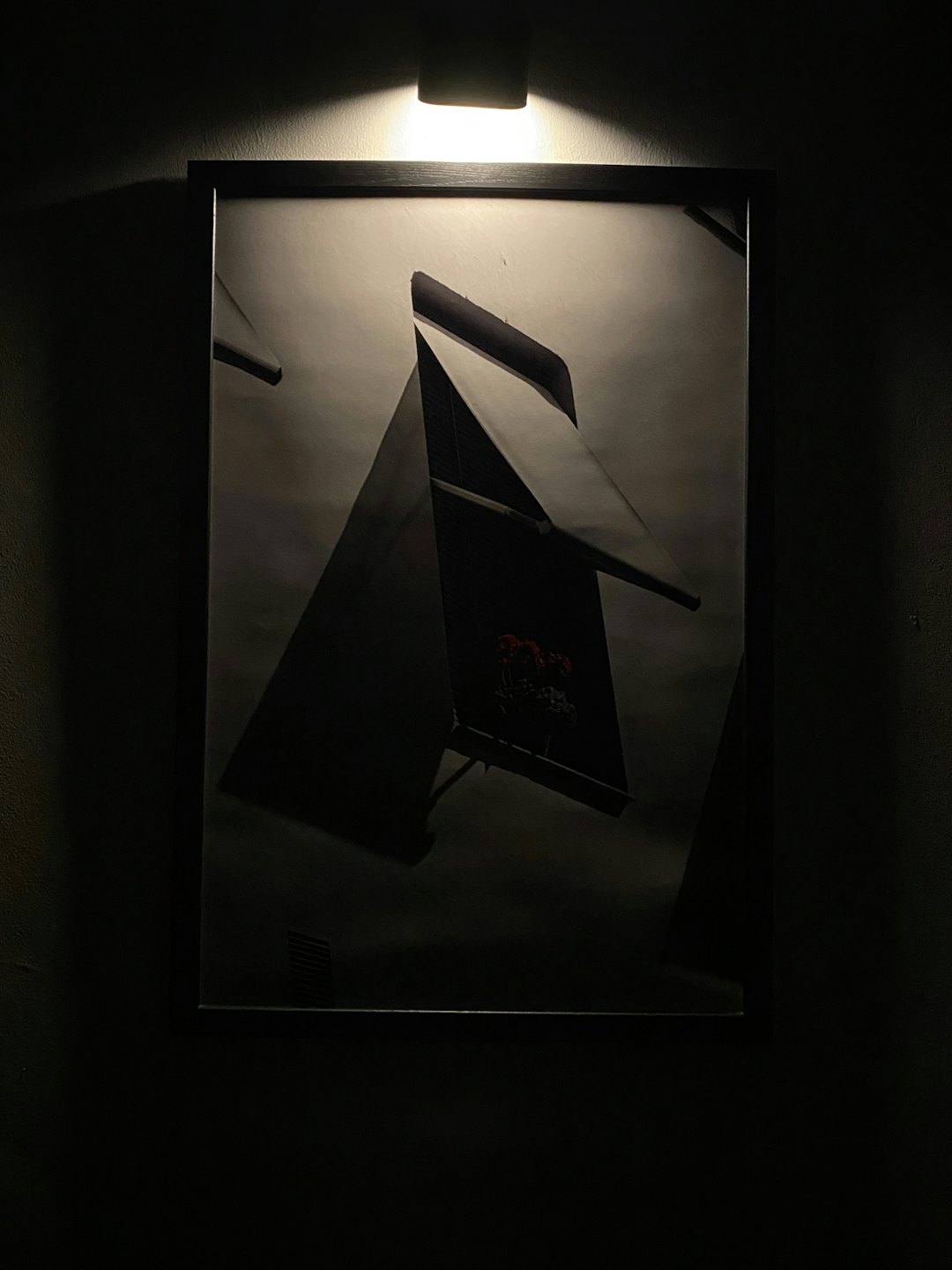 Un quadro astratto con forme geometriche appeso a una parete.