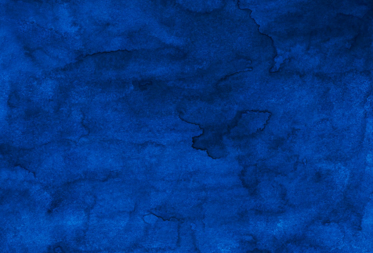 Una texture marmorizzata creata con acquerello blu intenso.