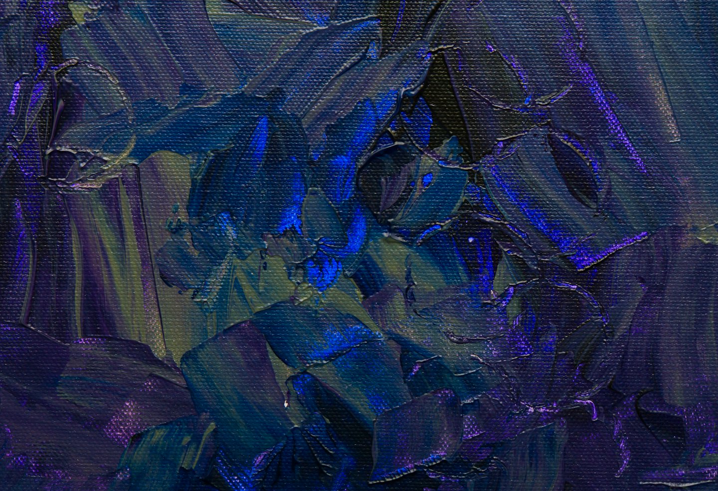 Pittura astratta con pennellate spesse blu, viola e verdi.